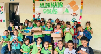 Governo de Goiás entrega mais de 180 mil kits de materiais escolares para municípios goianos